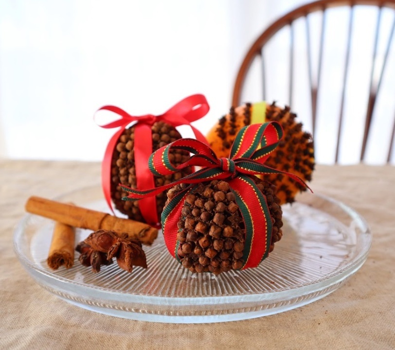 オレンジにクローブの実をさして特製スパイスをまぶします。自然素材でお部屋がいい香りに！<br>ヨーロッパではクリスマスの風物詩として親しまれています。