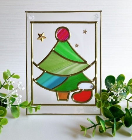 色あせしにくい特殊なフィルムを使い、手軽にステンドグラスの風合いを楽しむことができるフィルムグラスアートで置いても掛けてもかわいいツリーを作ります。