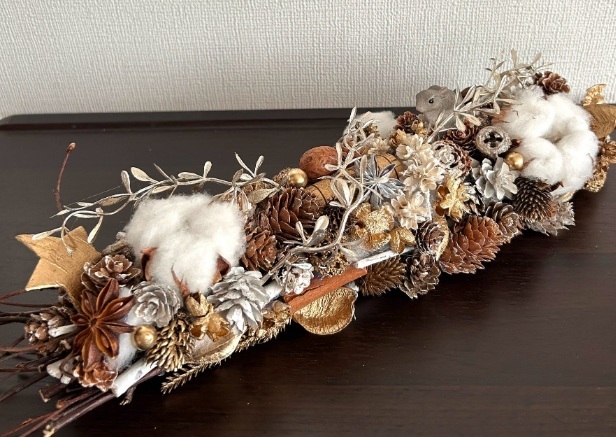 色々な素材を使ってブッシュドノエルを作ります。自分好みの作品作りを楽しみましょう。不器用な方でも大丈夫！